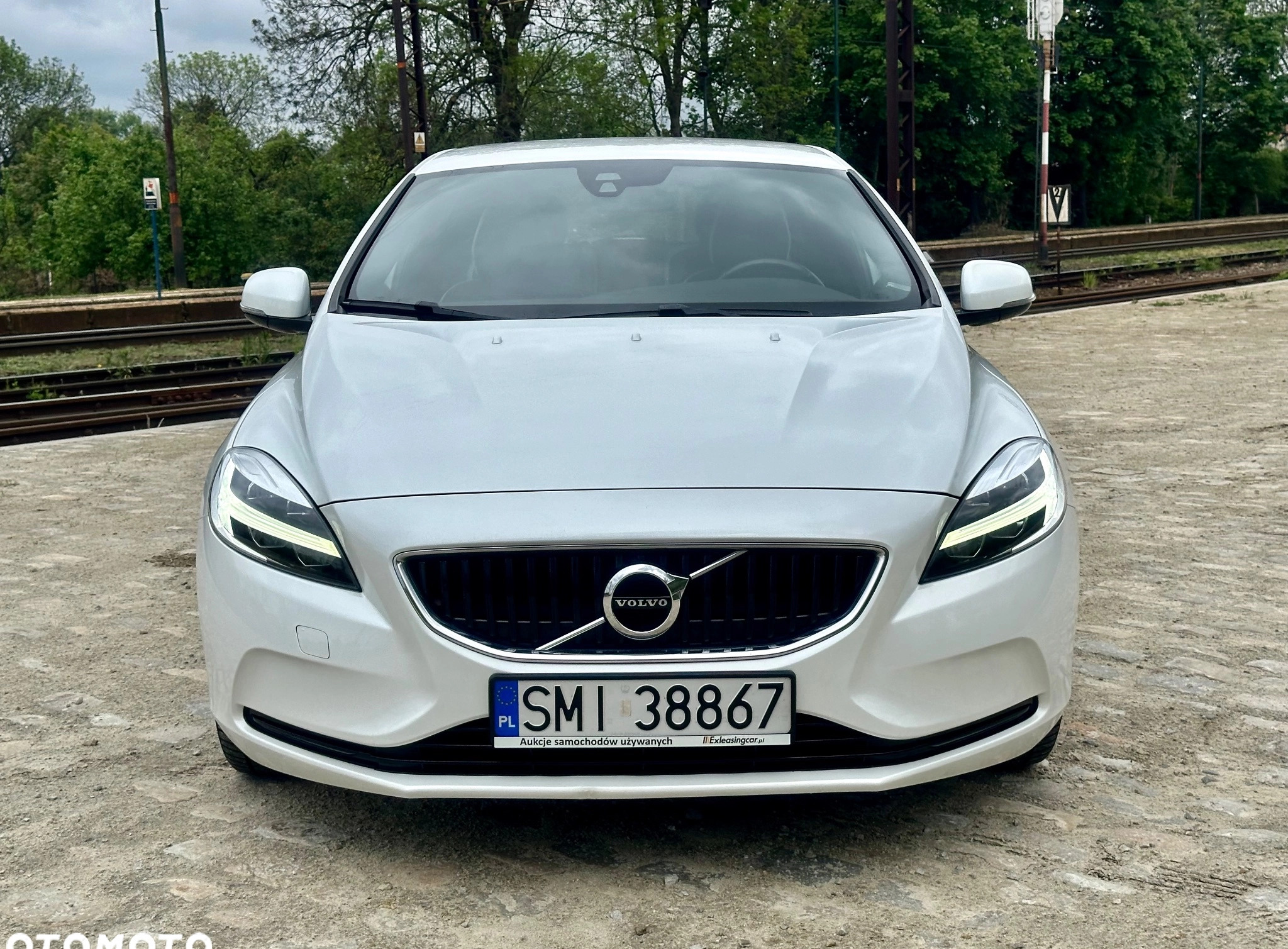 Volvo V40 cena 57800 przebieg: 230000, rok produkcji 2018 z Wrocław małe 781